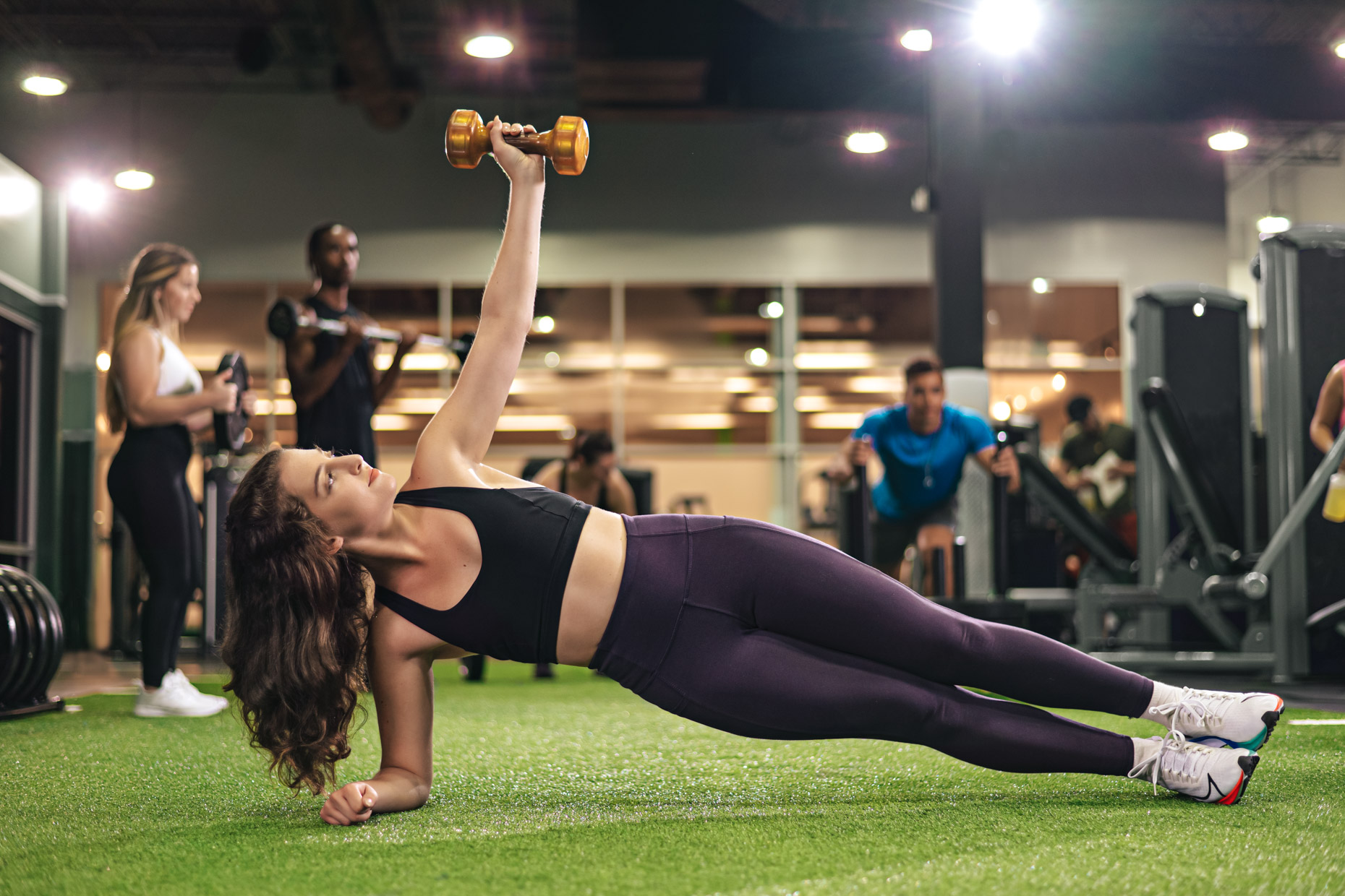 Entrenadora trabajando en el gimnasio